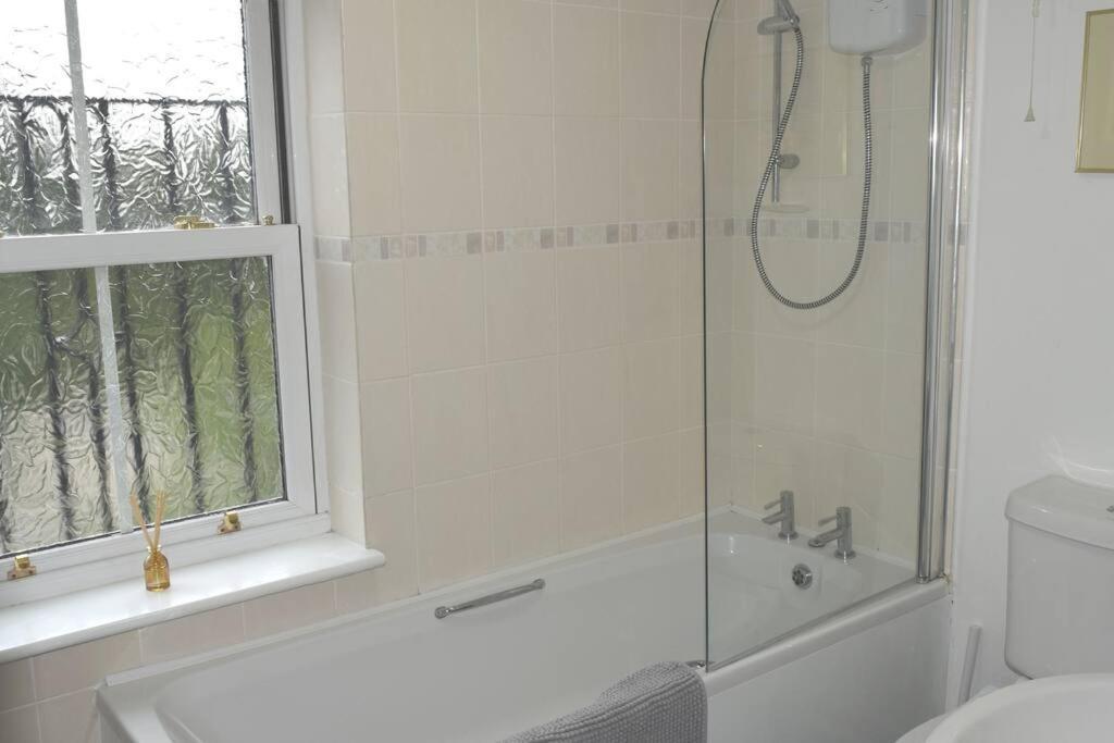 Dee View Villa Holywell  Buitenkant foto